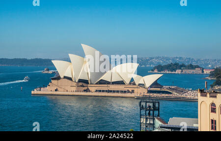 Sydney Opera House a punto Benelong, Porto di Sydney, Nuovo Galles del Sud, Australia Foto Stock