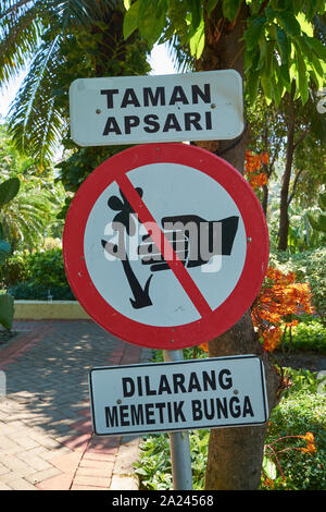 A Non ritirare il segno di fiori in un parco a Surabaya, Indonesia. Foto Stock