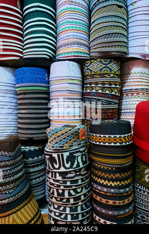 Una grande selezione di cappelli musulmana, Kufi, Taqiyah, topi, in un negozio di religiosi nel vecchio quartiere arabo in Surabaya, Indonesia. Foto Stock