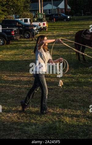 Country fair calf roping contest. Foto Stock