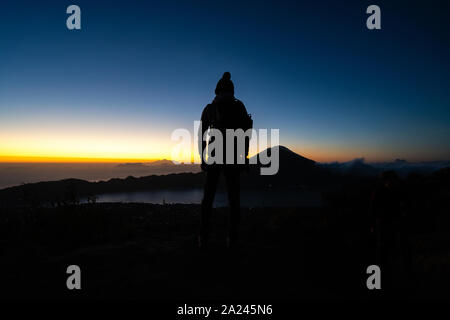 Vista aerea del popolo di viaggio con zaino sul vulcano Batur in isola tropicale di Bali. Royalty di alta qualità gratuitamente immagini di stock di Danau Batur, Indonesia Foto Stock