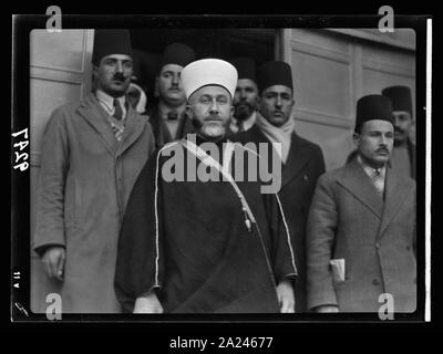 Disturbi della Palestina. Il Gran Mufti. Haj Amin eff. el-Husseini, con accompagnatori, lasciando gli uffici della Palestina commissione reale dopo aver dato la sua prova Foto Stock