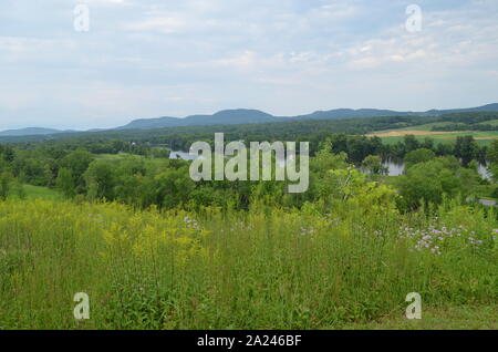 D'estate nell'Upstate New York: Affacciato sul fiume Hudson e sulla Hudson Valley dal campo di battaglia storico nazionale di Saratoga Foto Stock