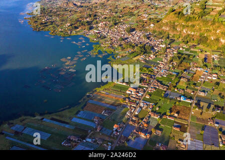 Vista aerea del punto di vista sul vulcano indonesiano Batur in isola tropicale di Bali. Royalty di alta qualità gratuitamente immagini di stock di Danau Batur, Indonesia. Foto Stock