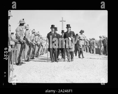 Disturbi della Palestina 1936. Arrivo al war graves cimitero cioè cimitero di Lieut. Aneto generale con il presidente e il vicepresidente della commissione reale. Da sinistra a destra: Rt. L'on. Sir Horrace Rumbold, Lieut. Aneto generale & Signore Peel Monte Scopus Foto Stock