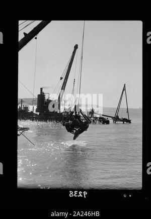 Disturbi della Palestina 1936. Il dragaggio del canale di ingresso del Tel Aviv porta accendino è visibile in distanza Foto Stock