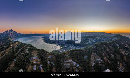 Vista aerea del vulcano indonesiano Batur in isola tropicale di Bali. Royalty di alta qualità gratuitamente stock immagine di panorama di Danau Batur, Indonesia. Foto Stock