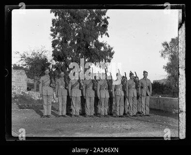 Disturbi della Palestina 1936. I Royal Engineers osservatori nel fascio di luce che viene riprodotto sulla città e campagna Foto Stock