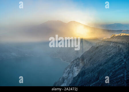 Vista aerea del Kawah Ijen - nelle prime ore del mattino. Un gruppo di vulcani composito in Banyuwangi Regency di East Java, Indonesia Foto Stock