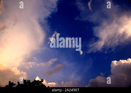 Mezzaluna con bel tramonto sfondo . La luce dal cielo . La religione sfondo . bellissimo cielo . Giallo e rosa nuvole . Tramonto e luna nuova . Foto Stock