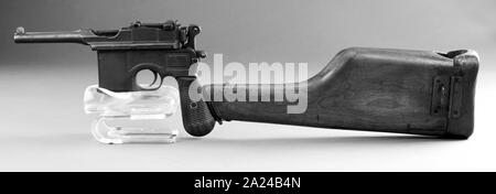 Antiquariato broomhandle tedesco pistola realizzata intorno al 1926 con annessa la spalla legno stock in bianco e nero. Foto Stock