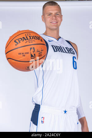Settembre 30, 2019: Dallas Mavericks avanti Kristaps Porzingis #6 pone durante il Dallas Mavericks Media giorno tenutasi presso l'American Airlines Center di Dallas, TX Foto Stock