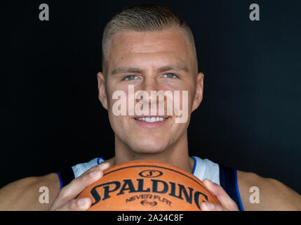 Settembre 30, 2019: Dallas Mavericks avanti Kristaps Porzingis #6 pone durante il Dallas Mavericks Media giorno tenutasi presso l'American Airlines Center di Dallas, TX Foto Stock