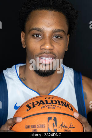 Settembre 30, 2019: Dallas Mavericks avanti Antonio Cleveland #3 pone durante il Dallas Mavericks Media giorno tenutasi presso l'American Airlines Center di Dallas, TX Foto Stock