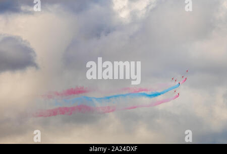 Getti di volare in formazione con fumo colorato sopra il porto di Vancouver Foto Stock