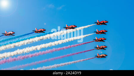 VANCOUVER, BC - 26 settembre 2019 - frecce rosse volare oltre il porto di Vancouver Foto Stock