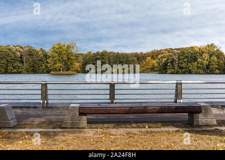 City River embankment nella stagione autunnale. paesaggio urbano. autunno city park Foto Stock