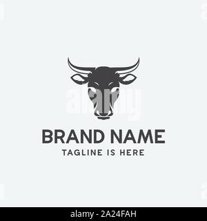 Testa di vacca logo design vettore, emblema di vacca, lungo testa cornuta illustrazione, logo di allevamento Illustrazione Vettoriale