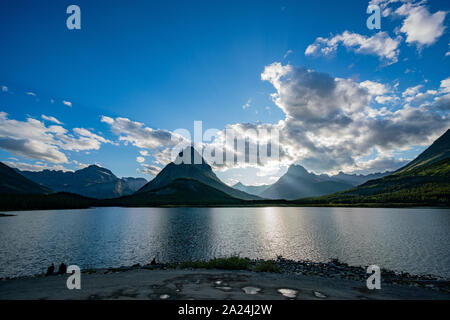 Vista al tramonto del monte Wilbur, Swiftcurrent Lago in molti area del ghiacciaio del famoso Parco Nazionale di Glacier in Montana Foto Stock