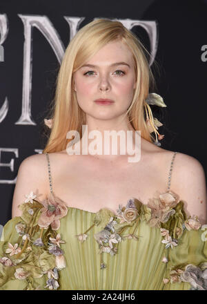 HOLLYWOOD, CA - 30 settembre: Elle Fanning assiste la Premiere mondiale di Disney's "Maleficent: padrona del male" a El Capitan theater su Settembre 30, 2019 a Los Angeles, California. Foto Stock