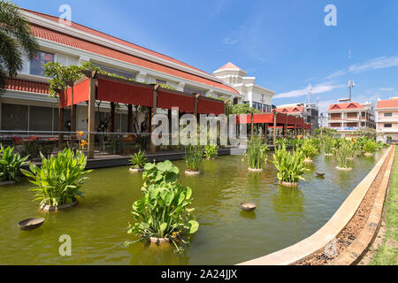 Siem Reap, Cambogia - Febbraio 2, 2017: edificio verde con laghetto e fontana Foto Stock