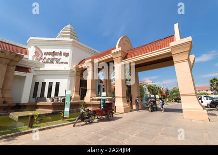 Siem Reap, Cambogia - Febbraio 2, 2017: Angkor museo nazionale entrata con tuktuks Foto Stock