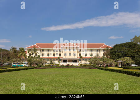 Siem Reap, Cambogia - Febbraio 2, 2017: bellissimo paesaggio, prato verde nella parte anteriore dell'edificio Foto Stock