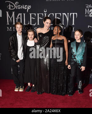 HOLLYWOOD, CA - 30 settembre: (L-R) Shiloh Nouvel Jolie-Pitt, Vivienne Marcheline Jolie-Pitt, Angelina Jolie Zahara Marley Jolie-Pitt, e Knox Léon Jolie-Pitt frequentare la Premiere mondiale di Disney's "Maleficent: padrona del male" a El Capitan theater su Settembre 30, 2019 a Los Angeles, California. Foto Stock