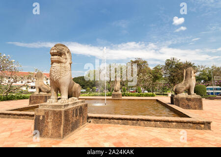 Siem Reap, Cambogia - Febbraio 2, 2017: Città fontana con statue di leoni Foto Stock