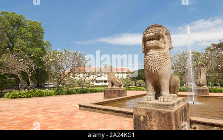 Siem Reap, Cambogia - Febbraio 2, 2017: Città fontana con statue di leoni Foto Stock