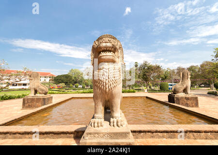 Siem Reap, Cambogia - Febbraio 2, 2017: Città fontana con statue di leoni Foto Stock