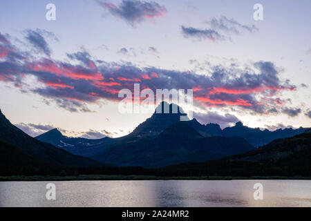 Vista al tramonto del monte Wilbur, Swiftcurrent Lago in molti area del ghiacciaio del famoso Parco Nazionale di Glacier in Montana Foto Stock