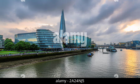 London skyline della città e sul fiume Tamigi Foto Stock