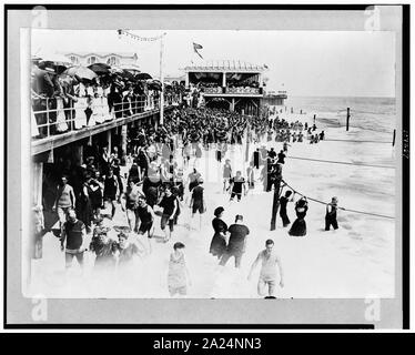 La gente sulla spiaggia e il lungomare di Asbury Park, New Jersey Foto Stock