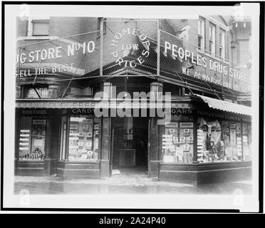 Persone di Drug Store n. 10, XVIII e Columbia Road, N.W., Washington D.C. Foto Stock