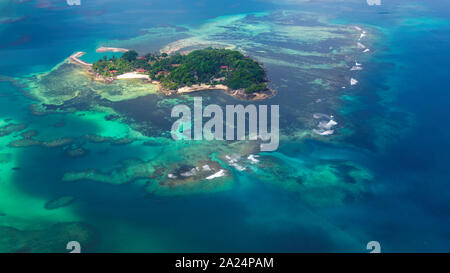 Vista aerea di isole tropicali nell'oceano Foto Stock