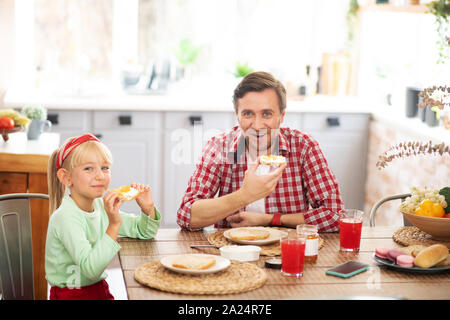 Padre e figlia godendo weekend Colazione a casa Foto Stock