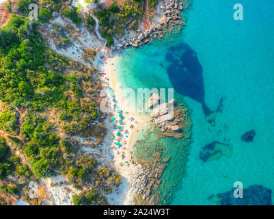 Bella pattern / texture di oceano, spiaggia, alberi e la strada nella stessa immagine. Strada sulla costa dell'oceano. Vista aerea, drone fotografia. Foto Stock