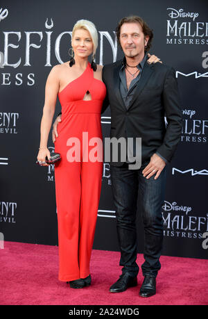 Los Angeles, Stati Uniti d'America. Il 30 settembre, 2019. Los Angeles, Stati Uniti d'America. Il 30 settembre, 2019. McKenzie Westmore & Patrick Tatopoulos presso la premiere mondiale di 'Maleficent: padrona del male" al El Capitan theater. Immagine: Jessica Sherman/Featureflash Credito: Paul Smith/Alamy Live News Foto Stock