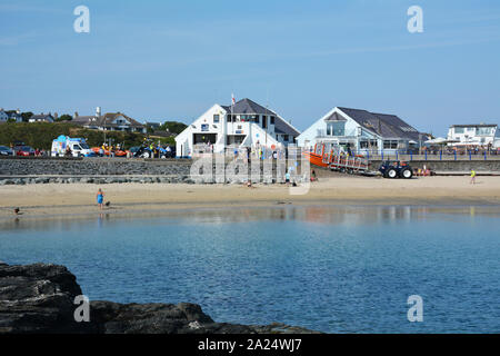 Trearddur bay Atlantic 85 e D Classe le imbarcazioni di salvataggio del lancio su Esercitazione su una molla sera da TREARDDUR BAY scialuppa di salvataggio sulla stazione di Anglesey. Foto Stock