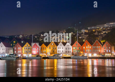 Bergen, Norvegia - 16 agosto 2019: vista del centro della città di Bergen durante il crepuscolo. Foto Stock