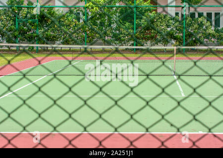 Campo da tennis nella zona dell'azienda. È un buon esercizio. Foto Stock