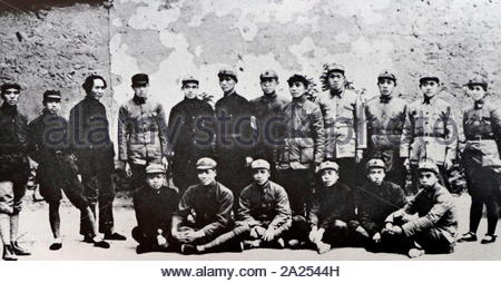 Mao Zedong (terzo da sinistra) con rossi soldati dell esercito sulla lunga marzo, 1935. La lunga marcia è stato un rifugio militare intrapresa da parte dell'Armata Rossa del Partito Comunista della Cina il Forerunner dell Esercito di Liberazione del Popolo, di sottrarsi al perseguimento del Kuomintang braccio Foto Stock