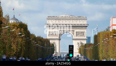 L'Arc de Triomphe de l'Étoile, (Arco Trionfale della stella) è uno dei più famosi monumenti di Parigi, in piedi all'estremità occidentale del Champs-Élysées al centro di Place Charles de Gaulle Foto Stock