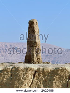 Tempio mortuario di Amenhotep III, noto anche come sistema Kom el-Hettân, costruito dall'architetto Amenhotep figlio di Habu, per il faraone Amenhotep III (o Amenhetep III) durante la XVIII Dinastia del Nuovo Regno. Il tempio mortuario è situato sulla sponda occidentale del fiume Nilo, a tutta la riva orientale città di Luxor. Foto Stock