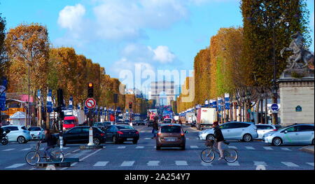 L'Arc de Triomphe de l'Étoile, (Arco Trionfale della stella) è uno dei più famosi monumenti di Parigi, in piedi all'estremità occidentale del Champs-Élysées al centro di Place Charles de Gaulle Foto Stock