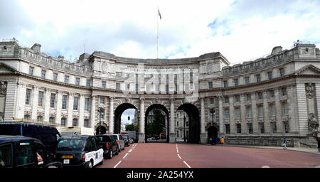 Admiralty Arch, a Londra, a sud-ovest e Trafalgar Square a nord-est. Admiralty Arch, commissionato da re Edoardo VII in memoria di sua madre, la Regina Victoria e progettato da Aston Webb è ora un grado che ho elencato la costruzione. In passato si è servito come residenza del primo signore del mare ed è stata utilizzata dall'ammiragliato. Foto Stock