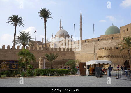 Il Saladino Cittadella del Cairo, è un borgo medievale fortezza islamica del Cairo in Egitto. La Cittadella venne fortificato mediante la governante Ayyubide Salah al-Din (Saladino) tra 1176 e 1183 CE, per proteggerlo dai crociati. La cittadella ha cessato di essere la sede del governo quando dell'Egitto righello, Khedive Ismail, spostato nel 1860s. Foto Stock