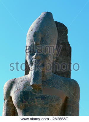 Statua di Amenhotep III presso il Tempio mortuario di Amenhotep III, noto anche come sistema Kom el-Hettân, costruito dall'architetto Amenhotep figlio di Habu, per il faraone Amenhotep III (o Amenhetep III) durante la XVIII Dinastia del Nuovo Regno. Il tempio mortuario è situato sulla sponda occidentale del fiume Nilo, a tutta la riva orientale città di Luxor. Foto Stock