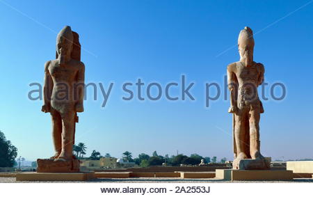 Statue di Amenhotep III presso il Tempio mortuario di Amenhotep III, noto anche come sistema Kom el-Hettân, costruito dall'architetto Amenhotep figlio di Habu, per il faraone Amenhotep III (o Amenhetep III) durante la XVIII Dinastia del Nuovo Regno. Il tempio mortuario è situato sulla sponda occidentale del fiume Nilo, a tutta la riva orientale città di Luxor. Foto Stock